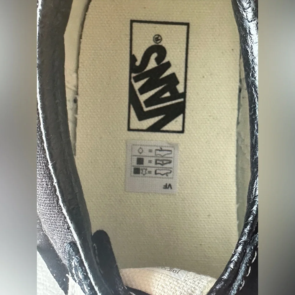 New Vans Kids Black and White Sneakers boys size 5.5 - Picture 6 of 8